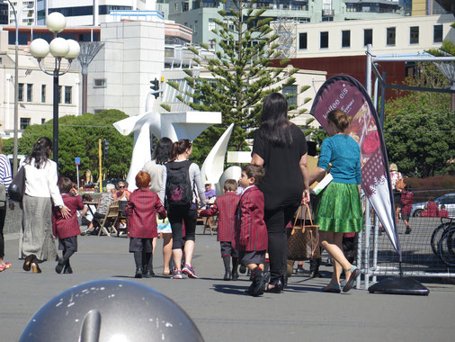 So eine Schuluniform kann dich in Neuseeland "treffen"! So richtig bequem sieht die Jacke nicht aus.