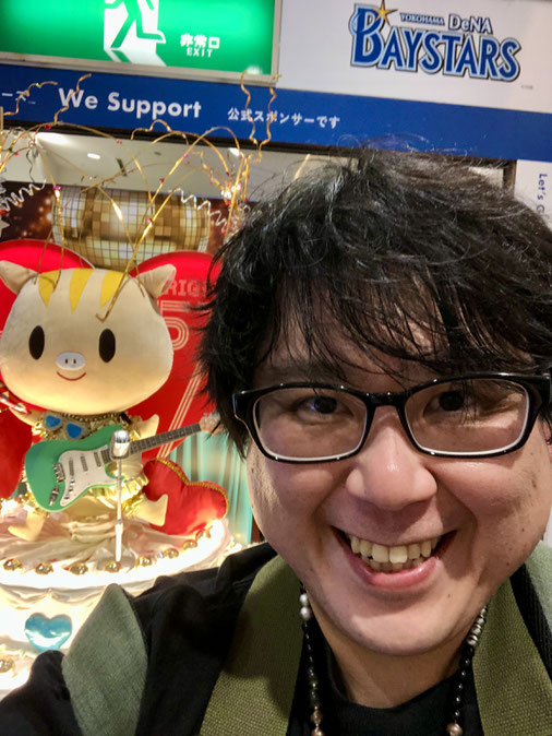 セルテ一階入り口内にあるウリボウ人形とYUTAKA