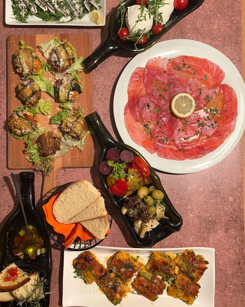Italienische Antipasti-Platten und frisches Rindercarpaccio – köstliche Vorspeisen im Gusto Italiano, Ihrem Italiener in Kirchbichl, Tirol.