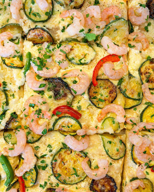 Authentische Pizza al Taglio mit Zucchini, Garnelen (Shrimps) und Zitrone – hausgemachte Pizzen im Gusto Italiano Kirchbichl.