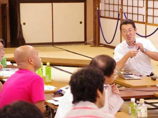 宿泊形式でのセミナーでの発表風景（ノーネクタイで畳の上で議論を交わすことも）