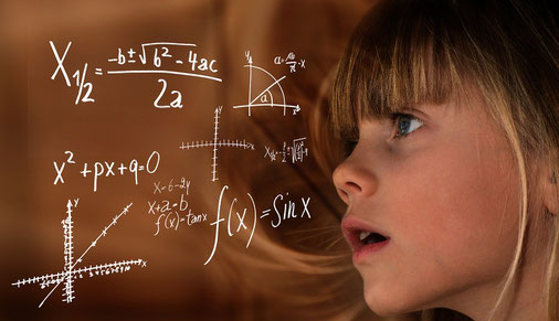 Petite fille blonde avec une frange qui regarde d'un air perdu des formules mathématiques.