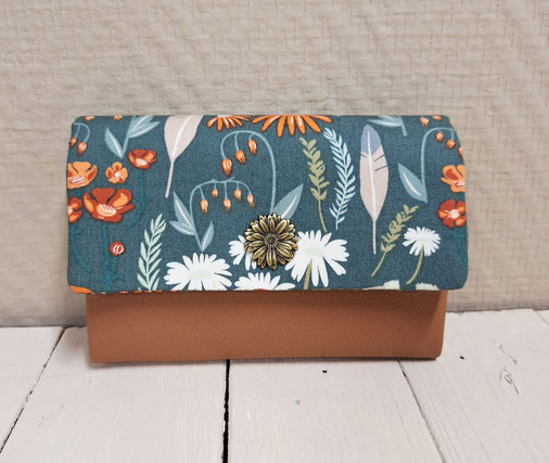 portefeuille femme moyen, faux cuir caramel, tissu vert canard avec plumes et fleurs, cadeau original, pratique , artisanat france