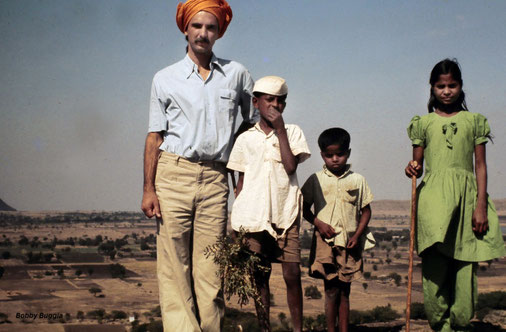 Michael Le Page with young local children at Seclusion Hill, India