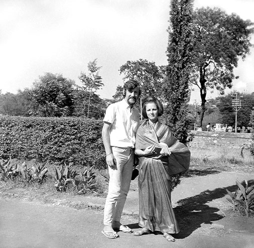 Guruprasad, Poona : Peter and Helen Rowan from Melbourne, Australia in the Guruprasad gardens. Courtesy of the Sriramamoorthy Collection @ AMBCCPT, INDIA