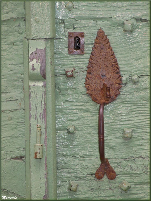 Détail poignée et serrure d'une porte ancienne au village d'Aas, Vallée d'Ossau (64)