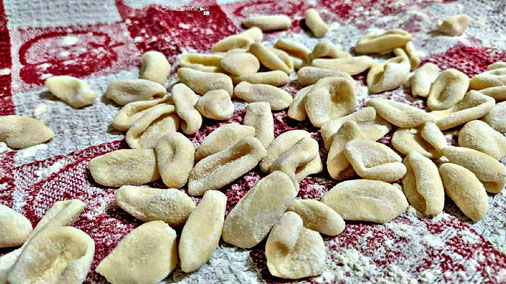 Maccarrones de poddighe homemade adagiati su un canovaccio cosparso di farina