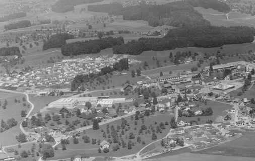 Die frisch erstellte Bühlhof-Siedlung (Bildmitte links) in einer Luftaufnahme aus dem Jahr 1970 (Bild: Werner Friedli CC BY-SA 4.0)