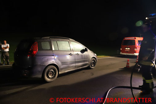 Feuerwehr; Blaulicht, Fotokerschi.at; Brand; PKW, Polizist; Löschen