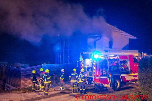 Feuerwehr; Blaulicht; Fotokerschi.at; Straßham; Brand; Einfamilienhaus; Kellerbrand;