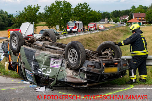 Feuerwehr, Blaulicht, Fotokerschi.at, Verkehrsunfall, PKW, B1, Auto auf Dach