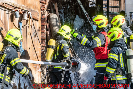 Feuerwehr; Blaulicht; Fotokerschi.at; Brand; landwirtschaftliches Objekt; Bezirk Vöcklabruck;