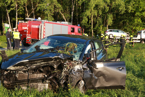 Feuerwehr; Blaulicht; Fotokerschi.at; Unfall; PKW; Frontalzusammenstoß; Kessler Landesstraße;
