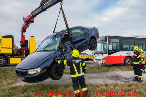 Feuerwehr; Blaulicht; Fotokerschi.at; Unfall; PKW; Bus; zwischen Perg und Naarn;