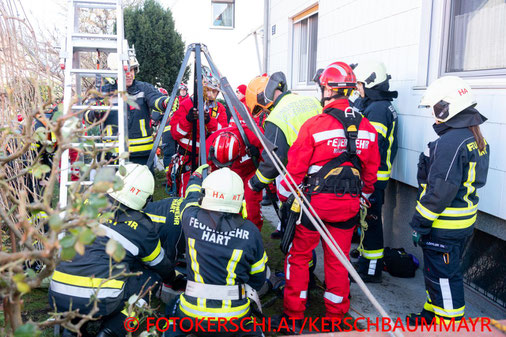 Feuerwehr; Blaulicht; Fotokerschi.at; Personenrettung; Schacht; Hart; Leonding;