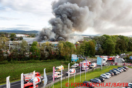 Feuerwehr; Blaulicht; Fotokerschi.at; Brand; Abfallunternehmen; Hörsching; Rauchwolke;