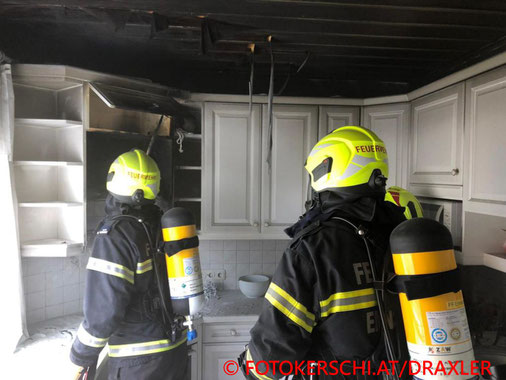 Feuerwehr, Blaulicht. Brand, Ennsdorf, Küche, Fotokerschi.at