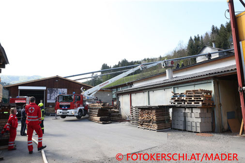 Feuerwehr; Blaulicht; Fotokerschi.at; Brand; Dach; Sägewerk;