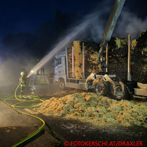Feuerwehr, Blaulicht, Fotokerschi.at, Brand, LKW, Stroh