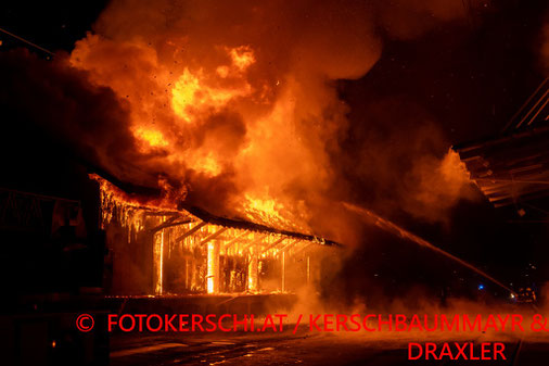 Feuerwehr; Blaulicht; Fotokerschi.at; PKW; Unfall; Überschlag; B122;