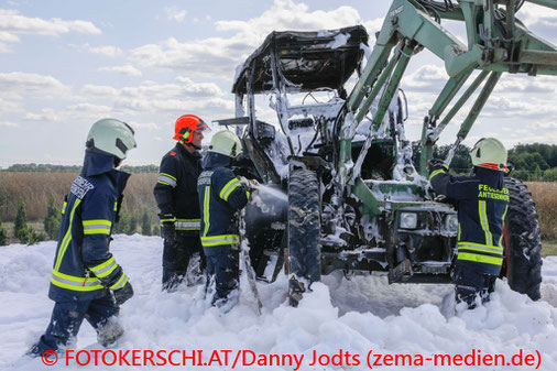 Feuerwehr, Blaulicht, Fotokerschi.at, Brand, Feuer, Traktor, Viehausen