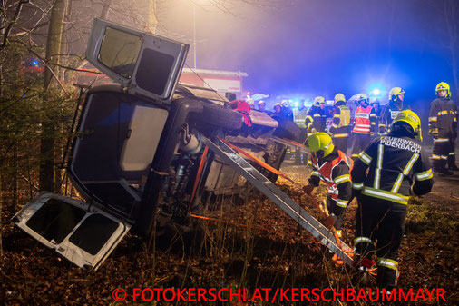 Feuerwehr; Blaulicht; Fotokerschi.at; PKW; Unfall; Pieberbach; Bäume; PKW auf Seite;