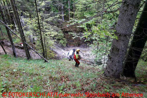 Feuerwehr; Blaulicht; Fotokerschi.at; Unfall; PKW; 50 Meter Tiefe;