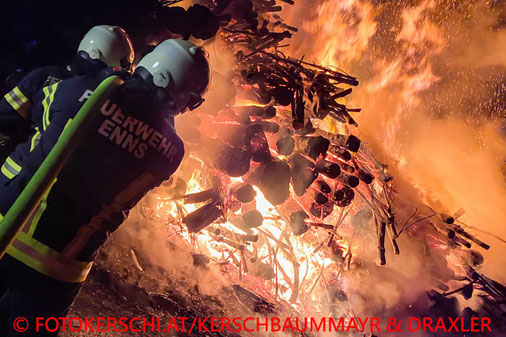 Feuerwehr; Blaulicht; Fotokerschi.at; Brand; Holzstoß; Enns;
