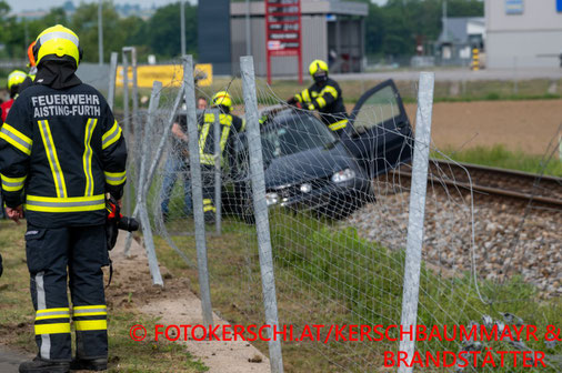 Feuerwehr; Blaulicht; Fotokerschi.at; Unfall; PKW; B3; Maschendrahtzaun; Gleise; Schienen;