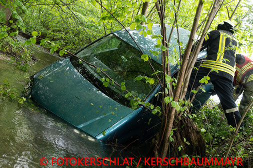 Feuerwehr, Blaulicht, Unfall, PKW, LKW, Alkolenkerin, Gegenfahrbahn; B115
