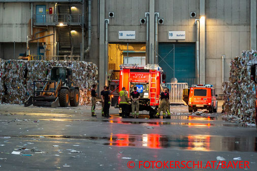 Feuerwehr, Blaulicht, Fotokerschi.at, Brand, Linz, Entsorgungsunternehmen