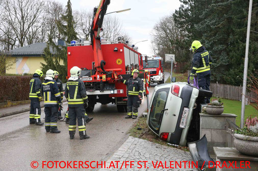 Feuerwehr; Blaulicht; Fotokerschi.at; PKW; Unfall; St. Valentin; Rubringerstrasse;
