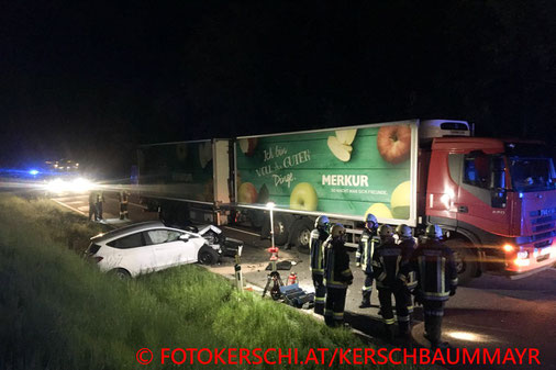Feuerwehr, Blaulicht, Unfall, PKW, LKW, Alkolenkerin, Gegenfahrbahn; B115