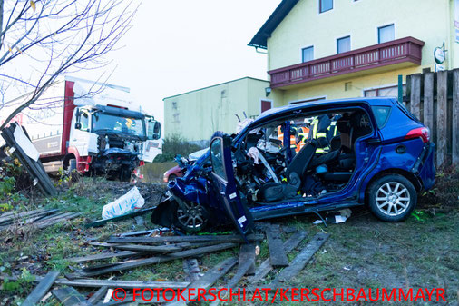 Feuerwehr; Blaulicht; Fotokerschi.at; B137; Verkehrsunfall; PKW; LKW;