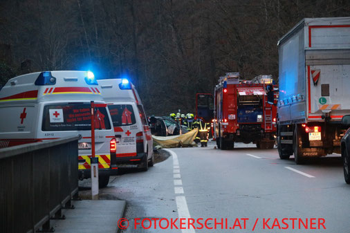 Feuerwehr; Blaulicht; Fotokerschi.at; PKW; Unfall; Überschlag; B122;