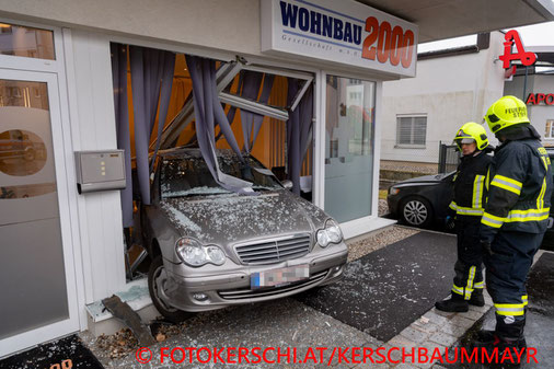 Feuerwehr; Blaulicht; Fotokerschi.at; PKW; Auslage;