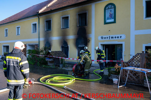 Feuerwehr; Blaulicht; Fotokerschi.at; Brand; Werkstättencontainer; Bad Hall;