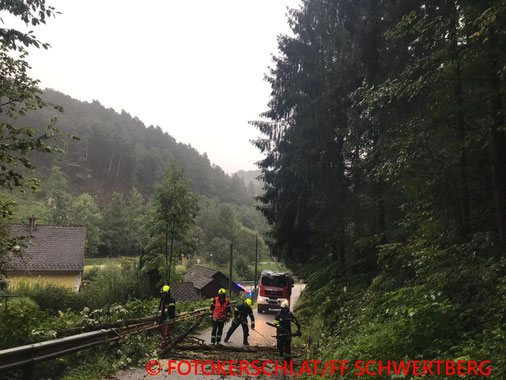Feuerwehr, Blaulicht, Fotokerschi.at, Unwetter, Bäume auf Straße, LKW, Hydrauliköl