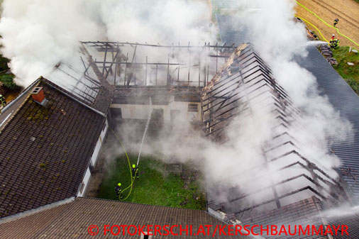 Feuerwehr, Blaulicht, Fotokerschi.at, Brand, Wirtschaftsgebäude, Schönau, Blitzschlag