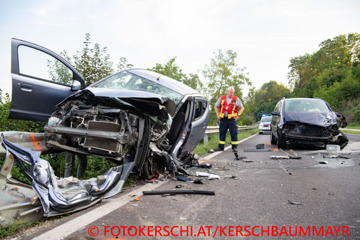 Feuerwehr, Blaulicht, Fotokerschi.at, Verkehrsunfall, Enns, PKW, Auto