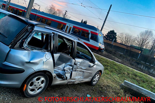 Feuerwehr; Blaulicht; Fotokerschi.at; PKW; Unfall; Zusammenstoß; Linzer Lokalbahn;