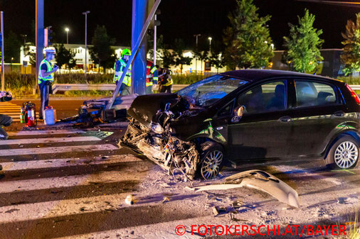Feuerwehr, Blaulicht, Fotokerschi.at, Unfall, Fahrbahnteiler, Hart