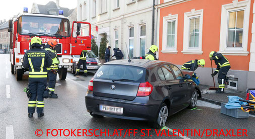 Feuerwehr; Blaulicht; Fotokerschi.at; PKW; Hausmauer; Unfall;