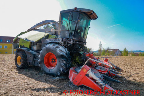 Feuerwehr; Blaulicht; Fotokerschi.at; Brand; Feldhäcksler; Feld;