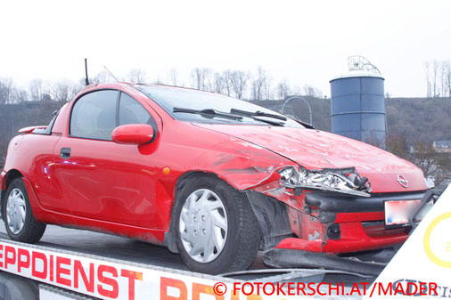 Feuerwehr; Blaulicht; Fotokerschi.at; PKW; Unfall; Überschlag; B122;