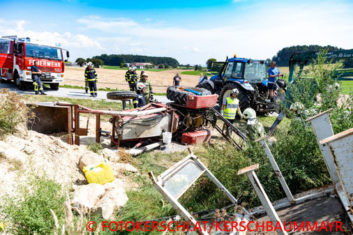 Feuerwehr, Blaulicht, Fotokerschi.at, Traktor, Umgestürzt, Kainbach