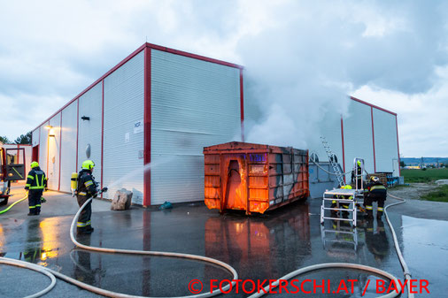 Feuerwehr, Blaulicht, Unfall, PKW, LKW, Alkolenkerin, Gegenfahrbahn; B115
