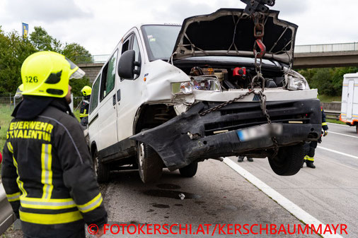 Feuerwehr, Blaulicht, Fotokerschi.at, Unfall, A1, LKW, Kleinbus, Fünf Verletzte