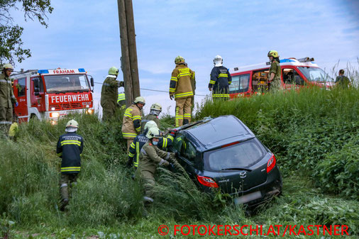 Feuerwehr; Blaulicht; Fotokerschi.at; Unfall; Böschung; PKW;