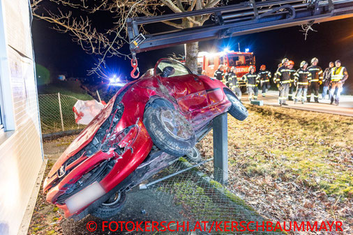 Feuerwehr; Blaulicht; Fotokerschi.at; PKW; Mauer; Zaun;